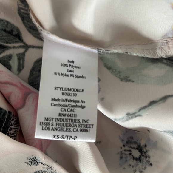 Satin floral lace trimmed robe - Picture 7 of 7